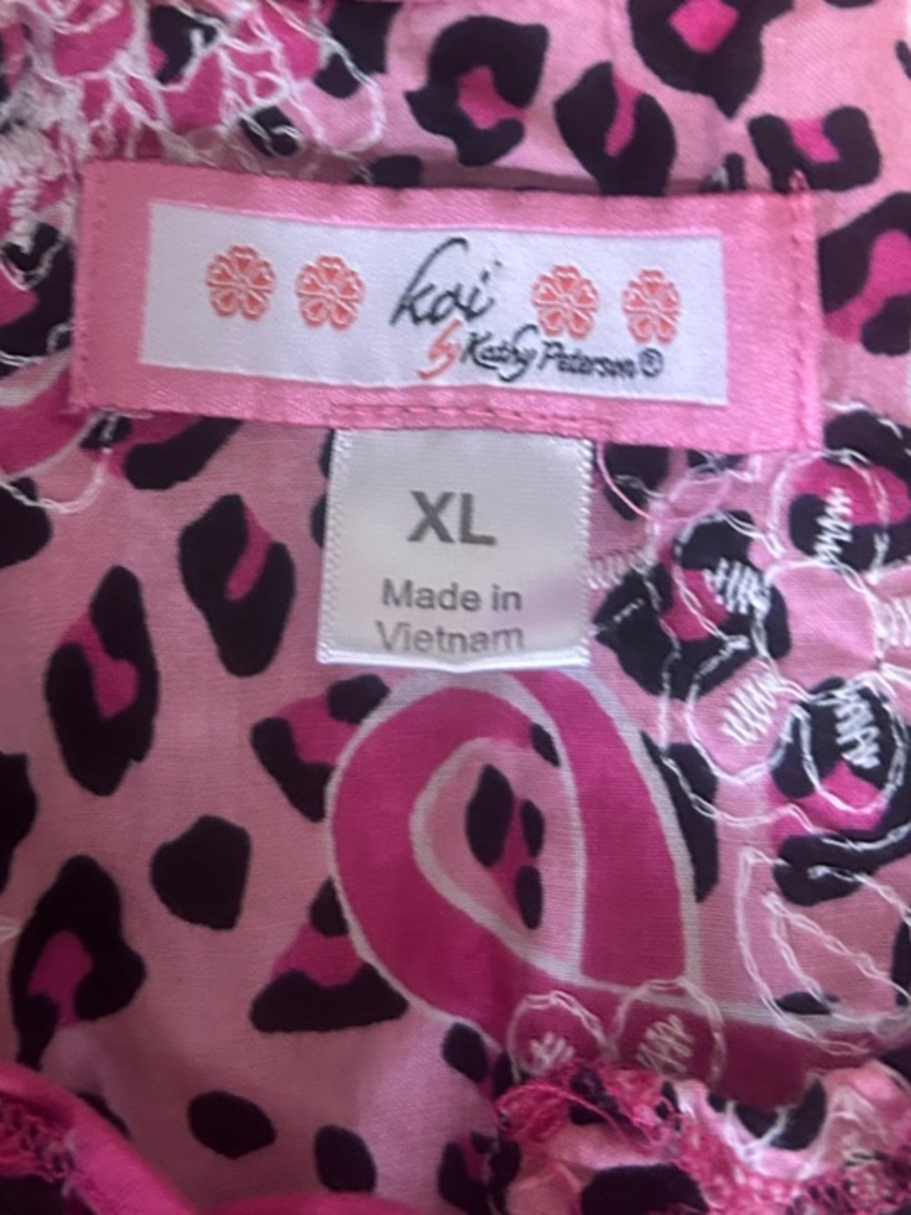 koi Delaney Scrub Tip Pink and Black Leopard Print & Breast Cancer Ribbons - Picture 2 of 3